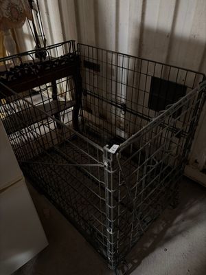 une cage posée dans un coin d'une pièce