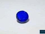 gros plan d'une pierre bleue sur une surface blanche