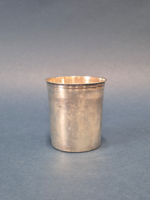une coupe en argent posée sur une table