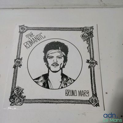une photo d'un dessin représentant un homme portant un bandana sur la tête