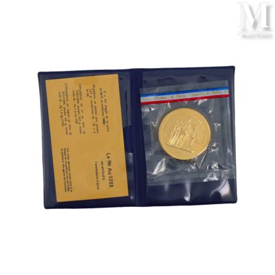 une pièce d'or dans un sachet en plastique sur fond blanc