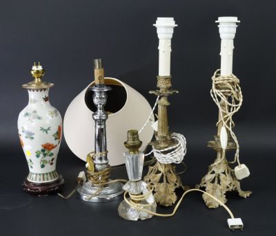 quatre types de lampes différents sur fond noir