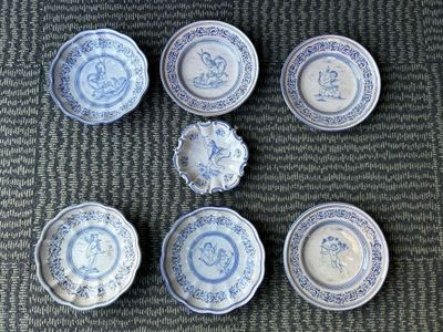 Lot de sept assiettes décoratives en faïence à décor bleu su…