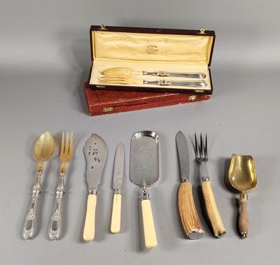 beaucoup d'argenterie sur une table, à côté d'une boîte en bois