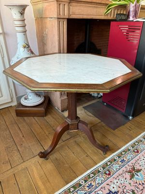 une table dont le plateau est en marbre