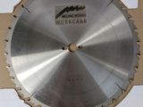 une grande lame de scie circulaire posée sur une boîte en carton