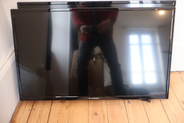 Téléviseur écran plat Schneider 80 cm, sans pieds, sans support. ...