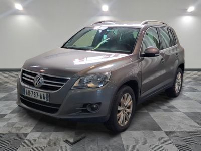 la photo d'une voiture garée dans un garage