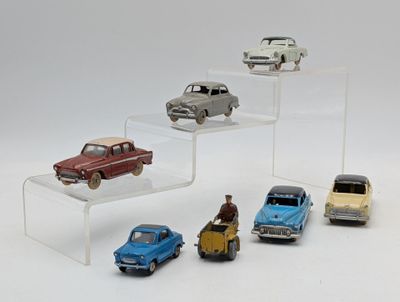 Plusieurs petites voitures sont exposées dans une vitrine transparente.