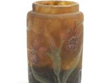 un vase sur lequel sont peintes des fleurs sur fond blanc