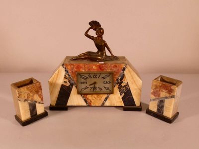 une petite horloge surmontée d'une statue