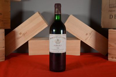 une bouteille de vin posée sur une table