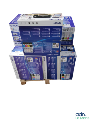 trois cartouches de toner sont empilées les unes sur les autres dans une boîte