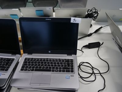 deux ordinateurs portables posés sur une table