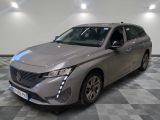 la voiture grise est garée sur le sol à carreaux d'une pièce