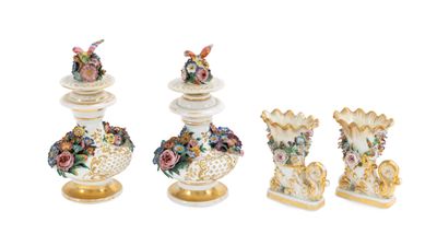 quatre vases différents ornés de fleurs, posés sur un fond blanc