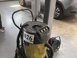 une photo d'une machine qui se trouve dans un garage