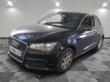 la photo d'une voiture noire garée dans un garage