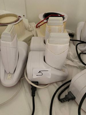 de nombreux appareils électroménagers posés ensemble sur une table