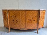 une armoire en bois ornée de fleurs, dans une pièce