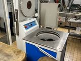 une photo d'une cuisine avec un lave-vaisselle et un plan de travail