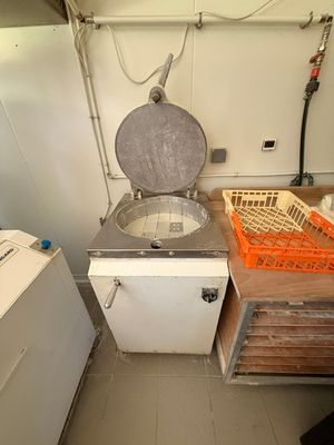 une photo d'une cuisine équipée d'un lave-linge et d'un sèche-linge