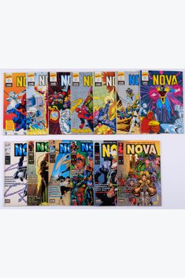 une pile de bandes dessinées empilées les unes sur les autres