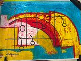 un homme tenant un tableau représentant un arc-en-ciel et des notes de musique