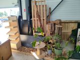 un tas de bois et de plantes par terre