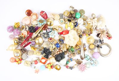 une pile de bijoux assortis sur une surface blanche