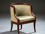 une chaise rembourrée dont l'assise est recouverte d'un tissu rayé