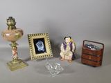 trois figurines et un cadre photo posés sur une table