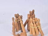 figurines en bois représentant des personnes tenant des battes et des balles de baseball