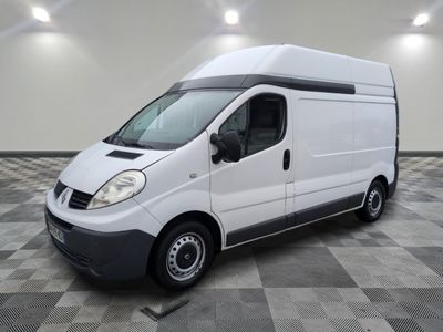 la photo d'une camionnette blanche garée dans une pièce