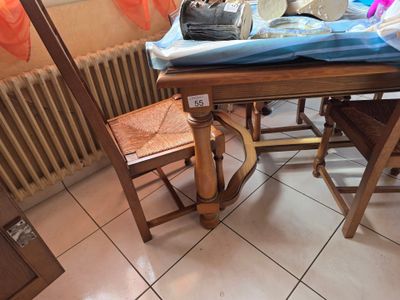 une table avec une chaise et une nappe posée dessus
