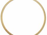 un collier en or orné d'un motif grec sur fond blanc