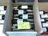 plusieurs bouteilles de vin dans un carton sur lequel est apposée une étiquette de prix