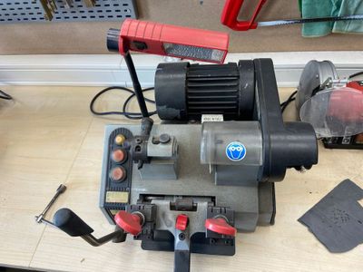 une machine posée sur une table sur laquelle se trouvent des outils