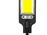 un gros plan d'une lampe de poche sur fond blanc