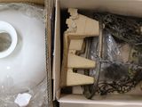 un vase blanc dans une boîte contenant d'autres objets