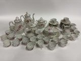 de nombreux types de tasses et soucoupes pour le thé et le café