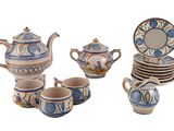 de nombreux types de théières et de tasses sur la table
