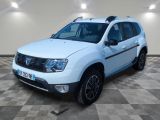 une photo d'une dacia blanche garée dans une pièce
