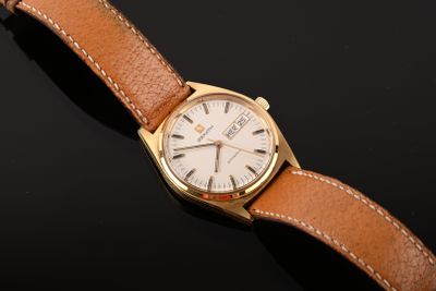 gros plan d'une montre sur une surface noire