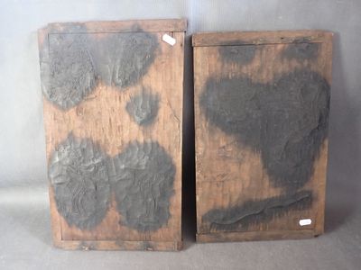 deux morceaux de bois recouverts de peinture noire