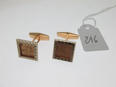 deux paires de boutons de manchette accompagnées d'une étiquette sur un fond blanc