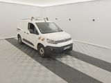 une camionnette blanche garée dans une pièce