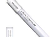 un gros plan d'un stylo posé sur une surface blanche