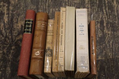 plusieurs vieux livres sont empilés sur une table