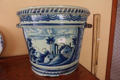 un vase bleu et blanc posé sur une table en bois